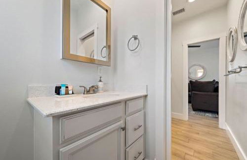 Gorgeous Home with Huge Private Pool and Game Room - Foto 27