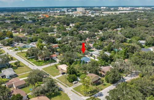 Adventure Awaits in Tampa Bay with Beautiful Decor 4BR with Backyard Oasis Near Busch Gardens & Adventure Island - Foto 4