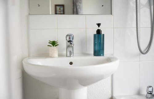 Stylish 4BR House, Sleeps 7, High-Speed Wi-Fi, Long Stay Friendly - Foto 39