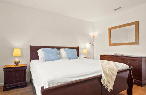 Bay Park Garden Paradise - central Location, AC, Washer Dryer & Private yard! - Foto 8