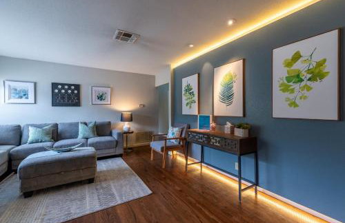 Serene POOL & Firepit in Stunning Home By Airport - Foto 22