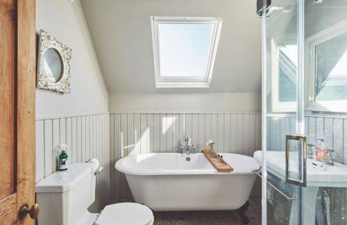 Large Stylish Luxury Cotswold Cottage - ideal for families, w/ EV charging - Foto 7