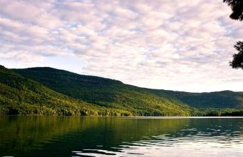 Tranquil Lakefront Cottage with Private Dock in Ticonderoga, New York - Foto 5