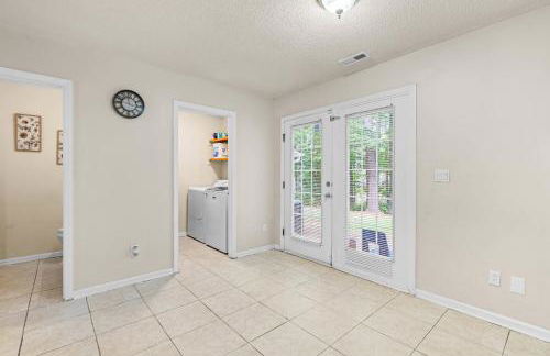 Spacious 3BR Retreat Perfect for Groups Near Downtown - Foto 9