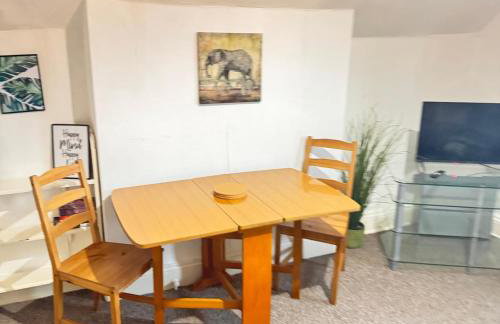 BUDGET APARTMENT - quiet, compact, FREE PARKING & WiFi easy access to Cardiff - LONG TERM OFFER! - Foto 5