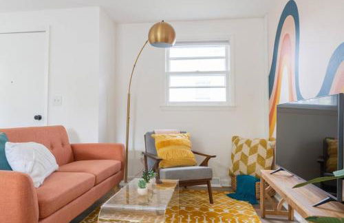 Retro Retreat: 1br home w/ WFH desk, livingroom, and fire pit - Foto 29