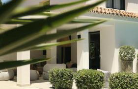 Marbella Bliss - Serenity 4-Bedroom VILLA with Exclisive HEATED Private POOL & Jacuzzi, Tropical Garden, Marbesa - Steps from the Cabopino Beach - Photo 77