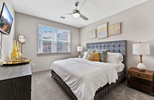 Modern & Chic 1BR Luxury Apts Close to Downtown & Airport - Photo 9