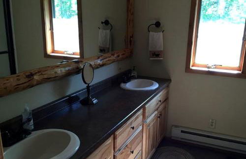 English Lake Escape -Custom Waterfront Log Cabin in Chequamegon National Forest - Foto 18