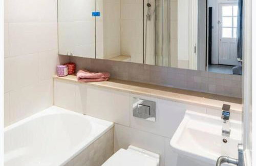 2 Bed - Sleeps 4 - Private Patio - Kensington - Foto 2