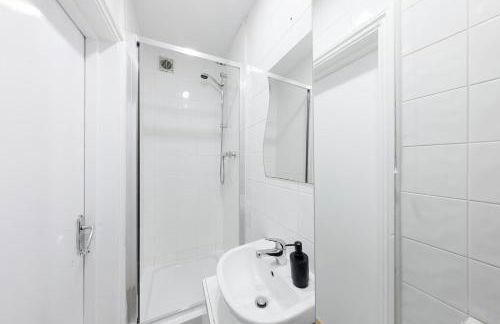 Charming 1 Bedroom Flat in Windmill with Parking - Foto 11