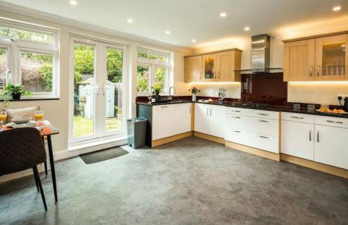 Where Style & Convenience Combine- Photo ID Required - Foto 6