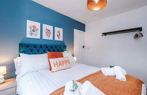 Spacious 3 Bed Home in Great Location by 53 Degrees Property - Ideal for Business with Parking - Foto 19