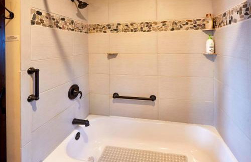 Cozy Schroeder Studio with Deck on Lake Superior - Foto 14