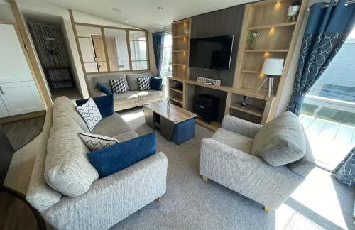 Indulgence Lakeside Lodge i3 with hot tub, private fishing peg situated at Tattershall Lakes Country Park - Foto 23