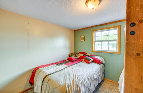 Hunt, Fish and Hike Home with Deck in Encampment - Foto 19