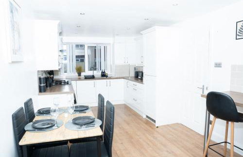 Stylish 3 bed house with free parking - Foto 7