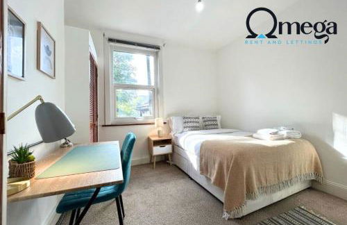 Double Room with a shared Kitchen and bathroom in a 5-Bedroom House at Hanwell - Photo 2