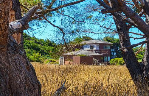 Oceanfront Retreat Close to Activities & the Beach - Photo 23