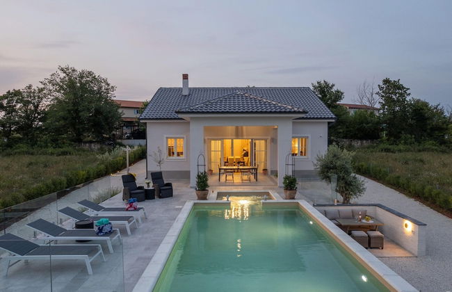 Modern Villa With Swimming Pool and Fenced Garden - Photo 25