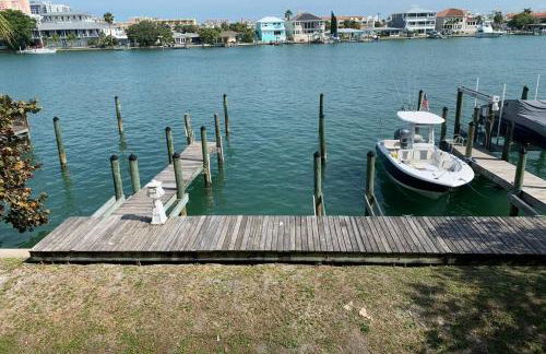 Luxury and Spacious Waterside Getaway - Foto 16