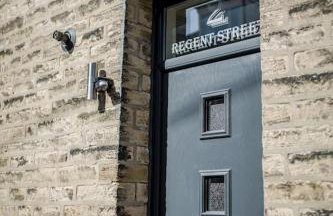 Sleeps 6 4 bedrooms 2 minute walk to the Square Hosted Happy Valley Cast - Photo 60