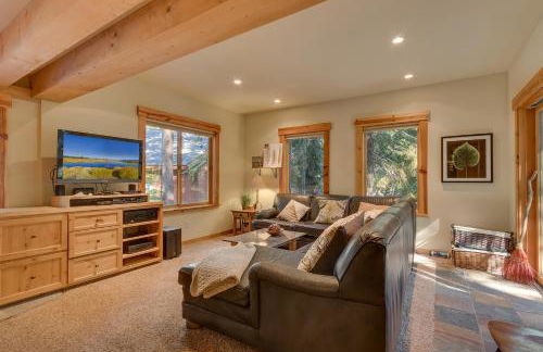 West Pine Cabin on the West Shore by Tahoe Getaways - 2 BR w 2 Bonus Rooms, Hot Tub, Pool Table & Pet Friendly - Foto 5