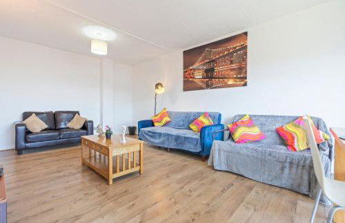 Luxury 2 Bedroom Apartment with Free Parking Opposite Queen Elizabeth Hospital - Photo 7