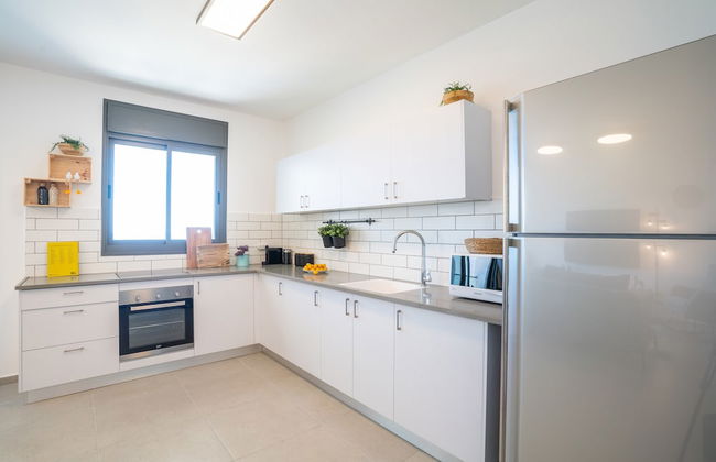 Stylish Seaside Escape with Balcony by Sea N' Rent - Foto 21