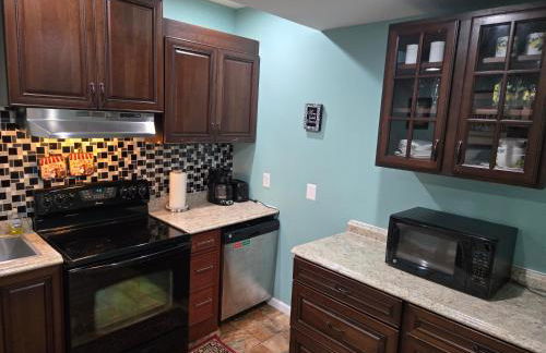 Beautiful 1BR Walkout Fenced & Gated Villa - Photo 28