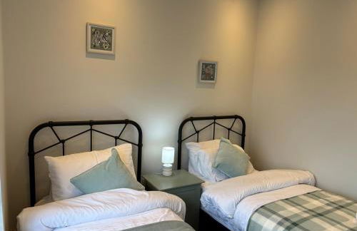 3 Bedroom home, with 4 beds, parking, walk to station & town centre families and business visitors welcome - Foto 7