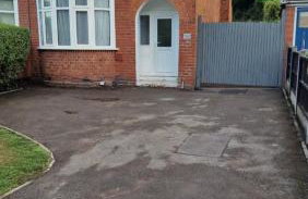 L & J ESCAPES-4 BEDROOMs SUITABLE FOR CONTRACTORS AND FAMILIES- LARGE PRIVATE PARKING-10 MINUTES TO M6 JUNCTION 9 - Photo 3