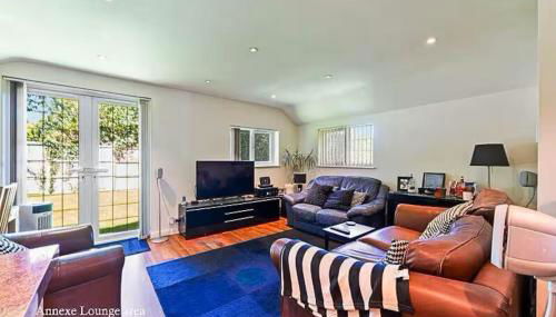 Beautiful 2 bedroom property in Sutton - Photo 3