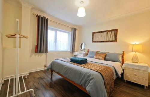 Spacious 3 Bedroom Home Ample Parking Near Shops - Photo 10