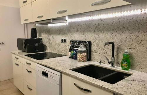 Ulysse, Appartement Spacieux au Centre Historique d'Uzès en rez-de-chaussée avec extérieur, proche parking des Marroniers - Foto 6