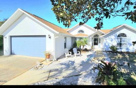 Walk to waves Beautiful 3-Bedroom with pool steps from beach - Foto 7
