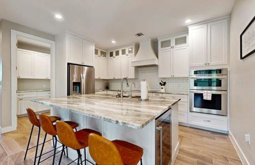 Stunning Lake House with Spacious Bedrooms - Minutes to Local Attractions - Photo 8