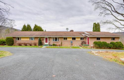 Hike and Ski Scenic Group Retreat in Wardensville - Foto 37