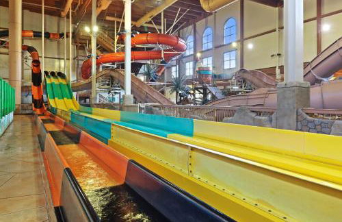 Family Getaway - Outdoor Activity Oasis - Mins to Downtown and Water Parks - Jacuzzi - Game Rm - Foto 4