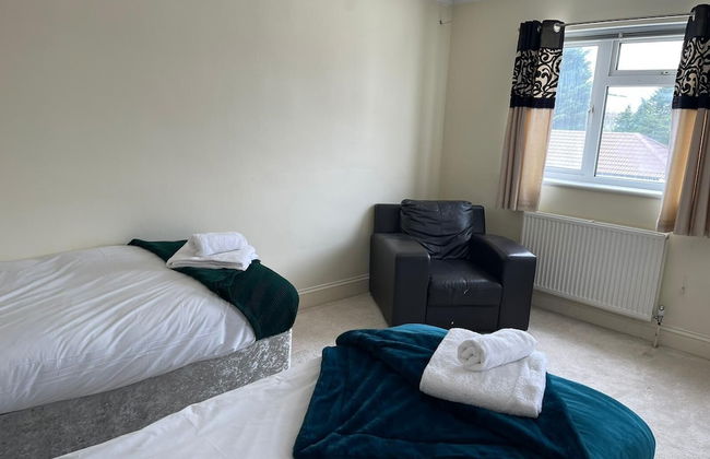 3-bed Semi-detached House, Wifi, Parking, Outdoor Space - Photo 2