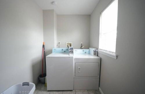 Newark Liberty Brick House - Private Bedroom 3 - Foto 51