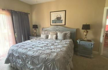 First Class Treatment Luxurious end unit Patio Pool Restaurant Bar on premises Steps away from Everything else! Spacious Condo Stocked with all You Need! - Foto 32