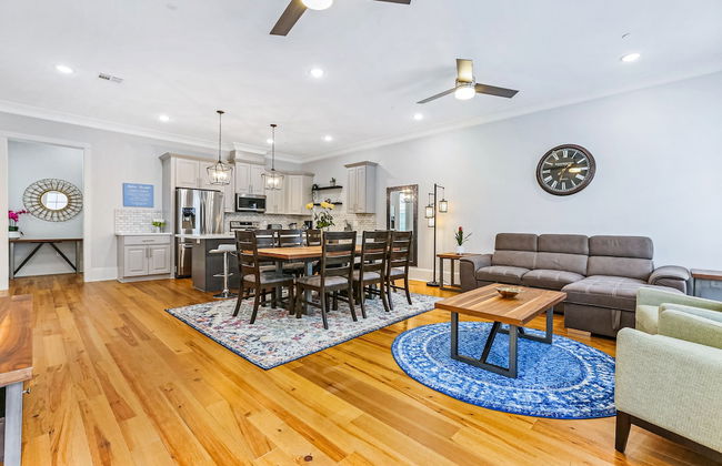 Spacious 5BR Urban Retreat with Balcony & Pool - Foto 49