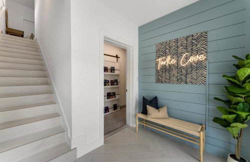 Oceanfront Oasis BBQ Patio, Free Dock, Pool and Secret Speakeasy - Foto 12