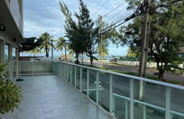 Flat com sacada na quadra do mar - Foto 2