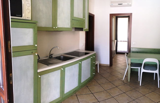 Comfy Furnished Apartment with AC near Beach - Photo 15