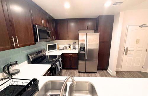 Stylish 2 Bed 2.5 Bath Condo Near Beverly Hills. - Photo 19