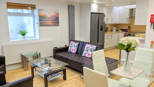 Spacious 2-bed apartment in central Kingston near Richmond Park - Photo 2