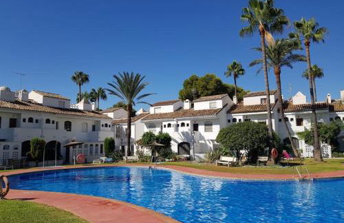 Modern House with large pool! - Photo 1