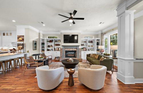 Luxury 5 BR 4 Bath, Hot Tub, Outdoor Kitchen, Across Street from Kyle Field! - Foto 7
